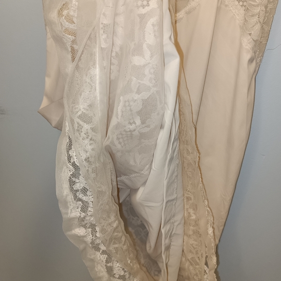 Vintage Vanity Fair Off-White Lace Full Slip. Made In USA. - Picture 13 of 16